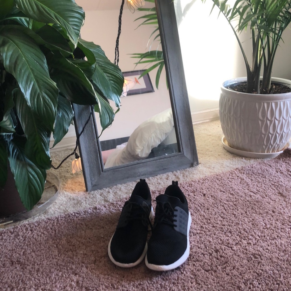 Black Aldo tennis shoes. Look brand new!!!